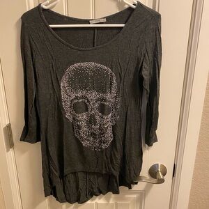 ISSI Top M Gray Skull Beaded Stretch Shirt Medium Half Sleeve Med High Low